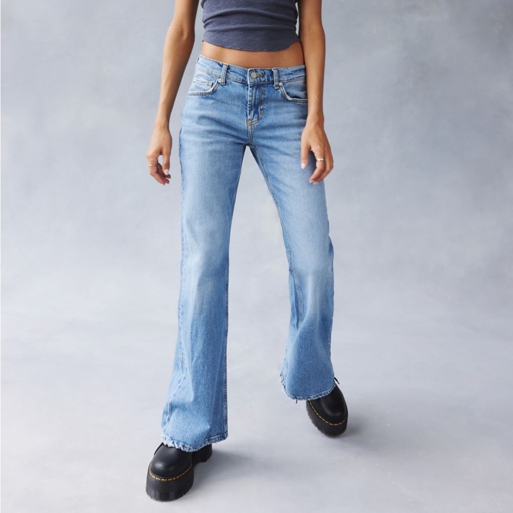 BDG LOW RISE FLARE JEANS